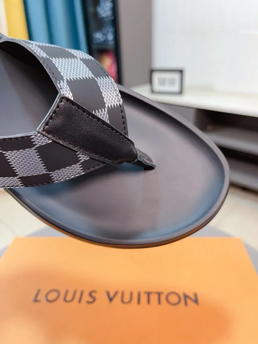 Men's shoes 💰260🌹🌹 (lv-Louis Vuitton) new men's sandals, high-end boutique, exquisite embossed logo decoration on the upper, fine workmanship, super soft soles, casual, loose and comfortable, a must-have in summer! \nsize：38-44